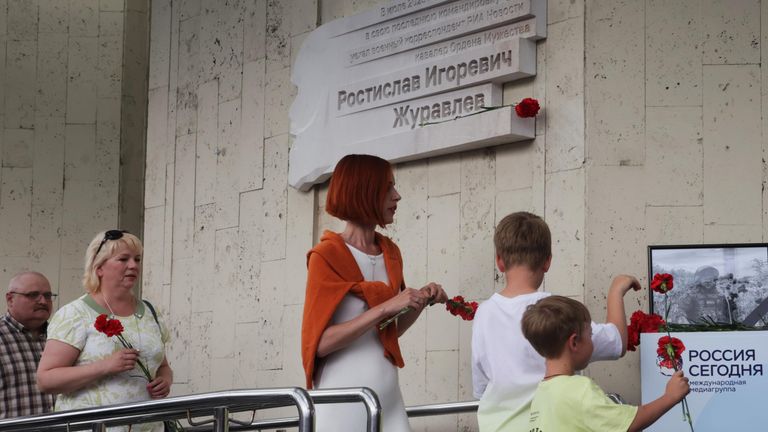 Родственники возлагают цветы у мемориальной доски военкору Ростиславу Журавлеву на здании Международной медиагруппы Россия сегодня на Зубовском бульваре в Москве Родственники возлагают цветы у мемориальной доски военкору Ростиславу Журавлеву на здании Международной медиагруппы Россия сегодня на Зубовском бульваре в Москве