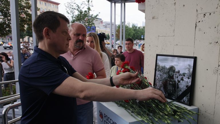 Сотрудники Международной медиагруппы Россия сегодня возлагают цветы на торжественной церемонии открытия мемориальной доски военкору Ростиславу Журавлеву Сотрудники Международной медиагруппы Россия сегодня возлагают цветы на торжественной церемонии открытия мемориальной доски военкору Ростиславу Журавлеву