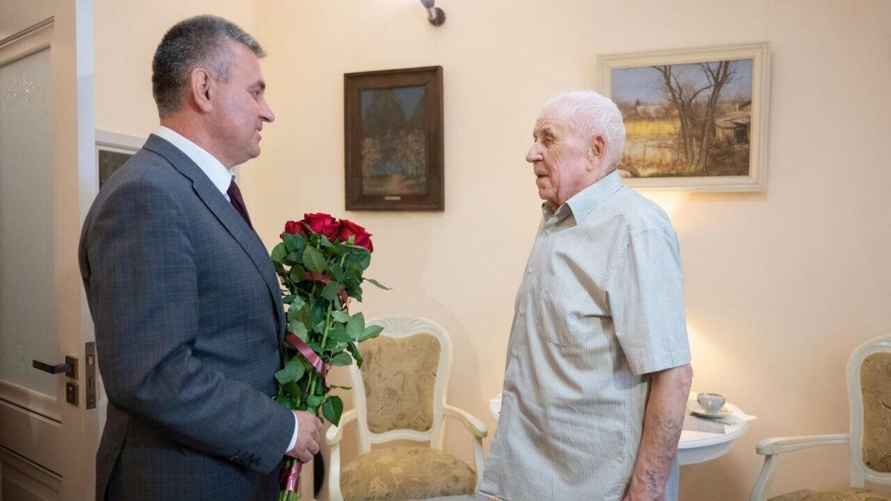 Президент непризнанной ПМР Вадим Красносельский поздравил 98-летнего ветерана Великой Отечественной войны Владимира Громова с днем рождения Президент непризнанной ПМР Вадим Красносельский поздравил 98-летнего ветерана Великой Отечественной войны Владимира Громова с днем рождения - РИА Новости, 1920, 15.07.2024