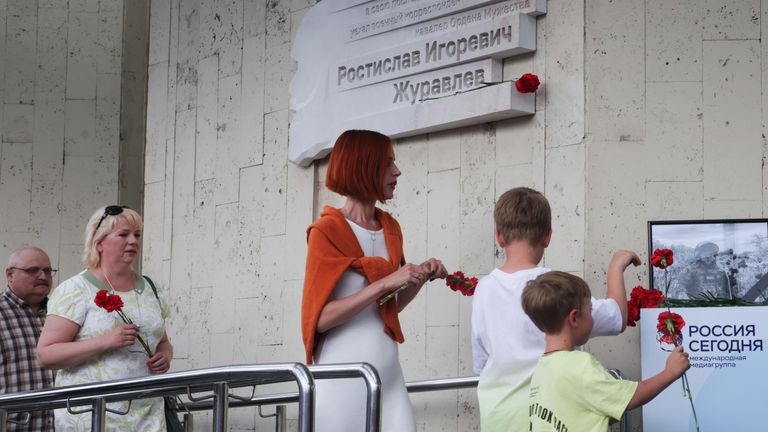 Родственники возлагают цветы у мемориальной доски военкору Ростиславу Журавлеву на здании Международной медиагруппы Россия сегодня на Зубовском бульваре в Москве