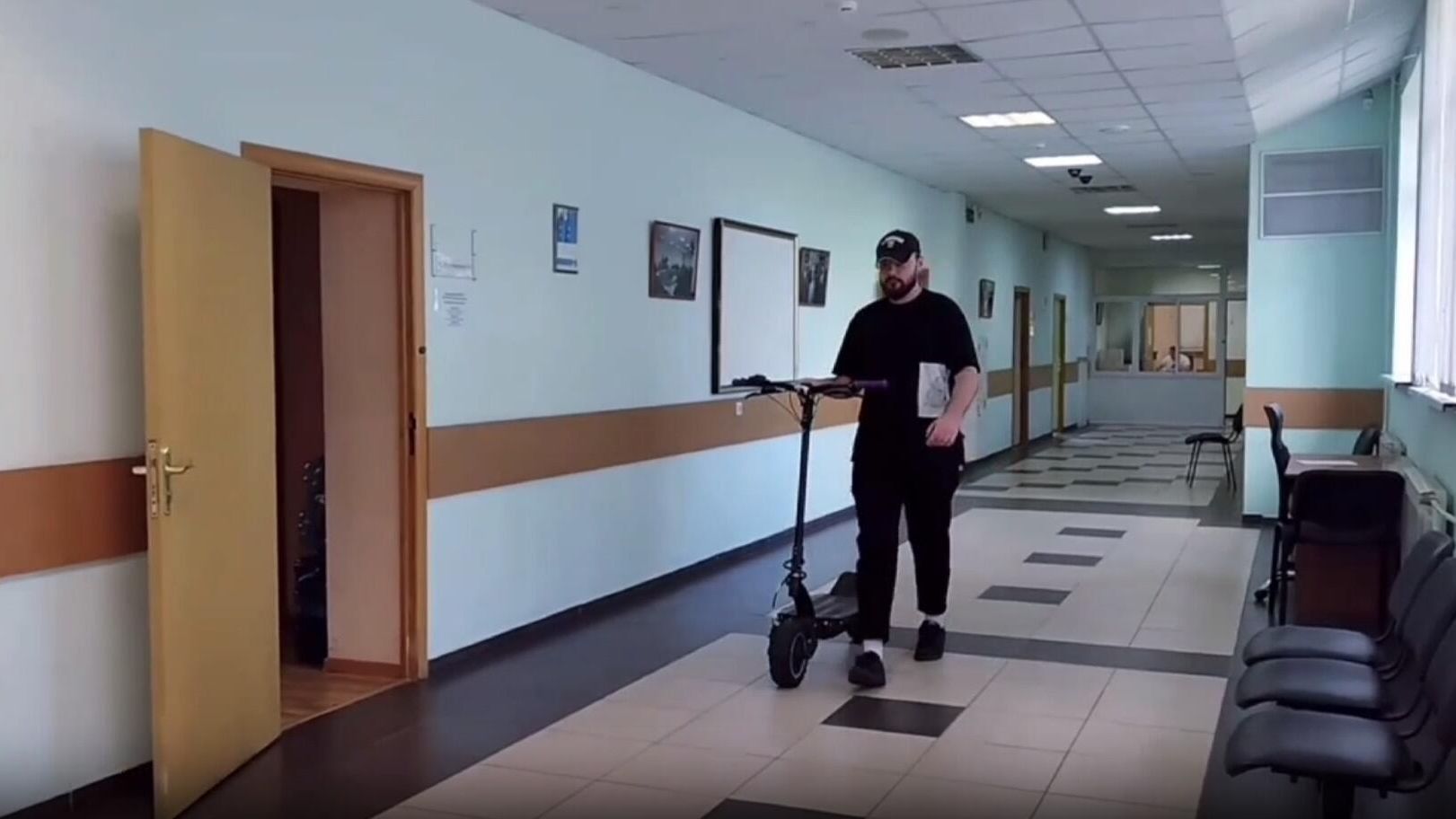 Судебные приставы изъяли электросамокат по решению суда после ДТП в Москве Судебные приставы изъяли электросамокат по решению суда после ДТП в Москве - РИА Новости, 1920, 15.07.2024