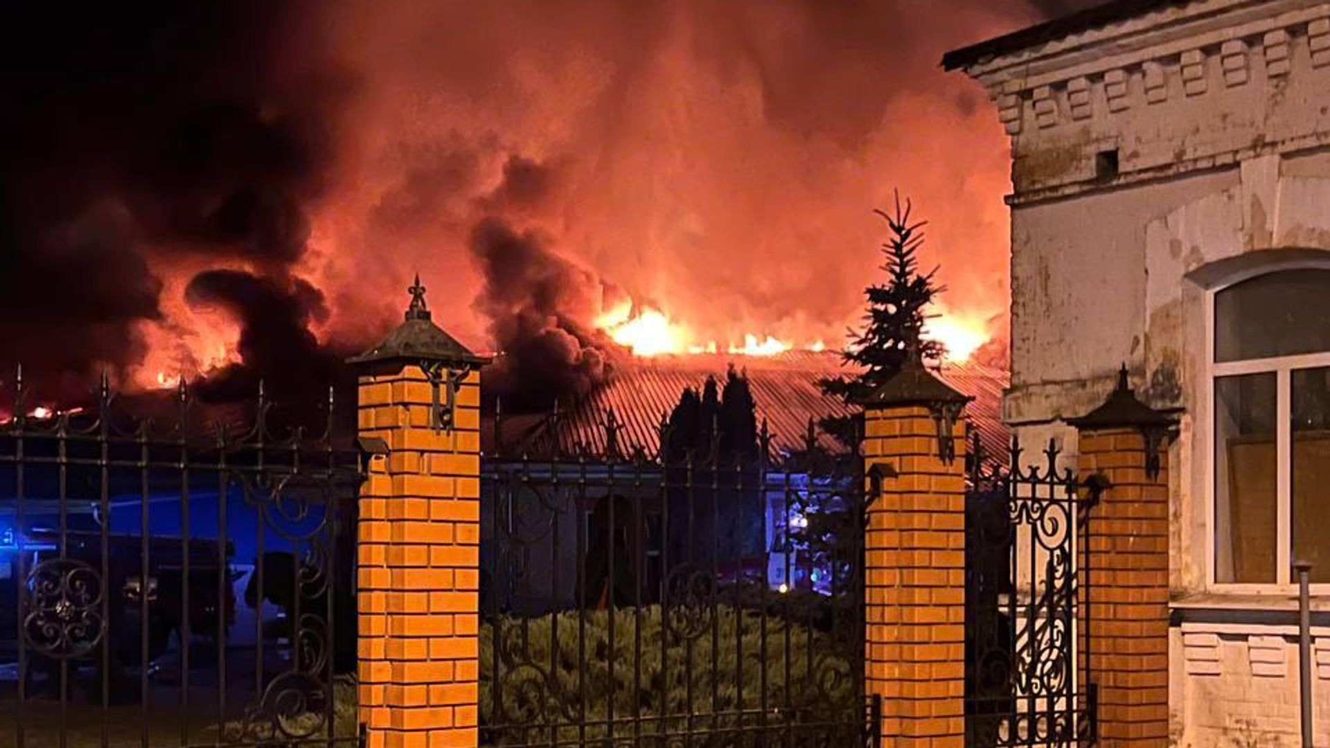 Пожар на месте атаки БПЛА со стороны ВСУ на территорию завода в Коренево Курской области Пожар на месте атаки БПЛА со стороны ВСУ на территорию завода в Коренево Курской области - РИА Новости, 1920, 08.08.2024