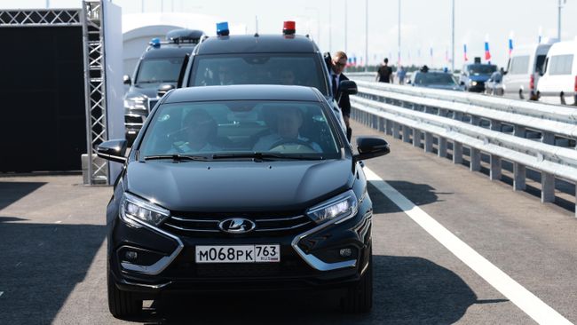 Владимир Путин за рулем Lada Aura