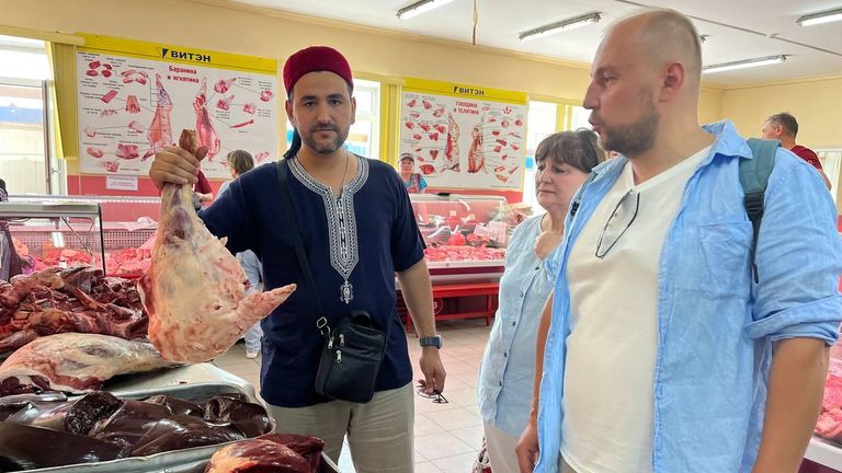 Чита. Участники гастрокэмпа знакомятся с местными продуктами на рынке Чита. Участники гастрокэмпа знакомятся с местными продуктами на рынке