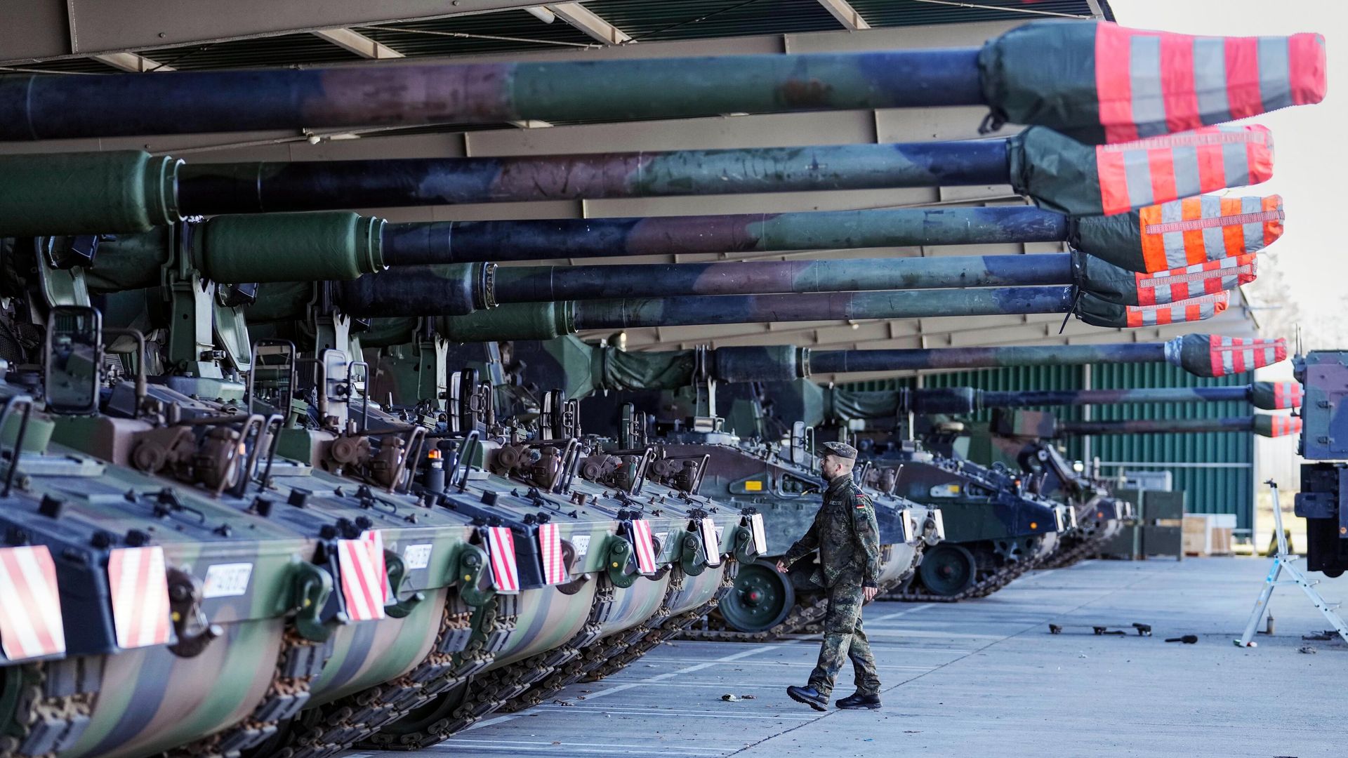 Немецкие самоходные артиллерийские установки PzH 2000 (Panzerhaubitze 2000) на военной базе в Мюнстере Немецкие самоходные артиллерийские установки PzH 2000 (Panzerhaubitze 2000) на военной базе в Мюнстере - РИА Новости, 1920, 17.02.2025