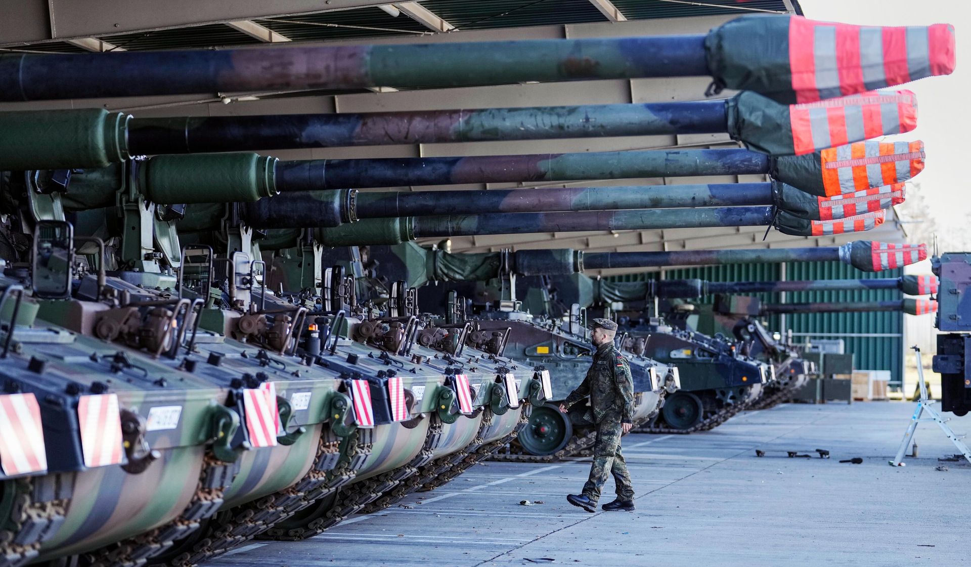 Немецкие самоходные артиллерийские установки PzH 2000 (Panzerhaubitze 2000) на военной базе в Мюнстере Немецкие самоходные артиллерийские установки PzH 2000 (Panzerhaubitze 2000) на военной базе в Мюнстере - РИА Новости, 1920, 19.02.2026