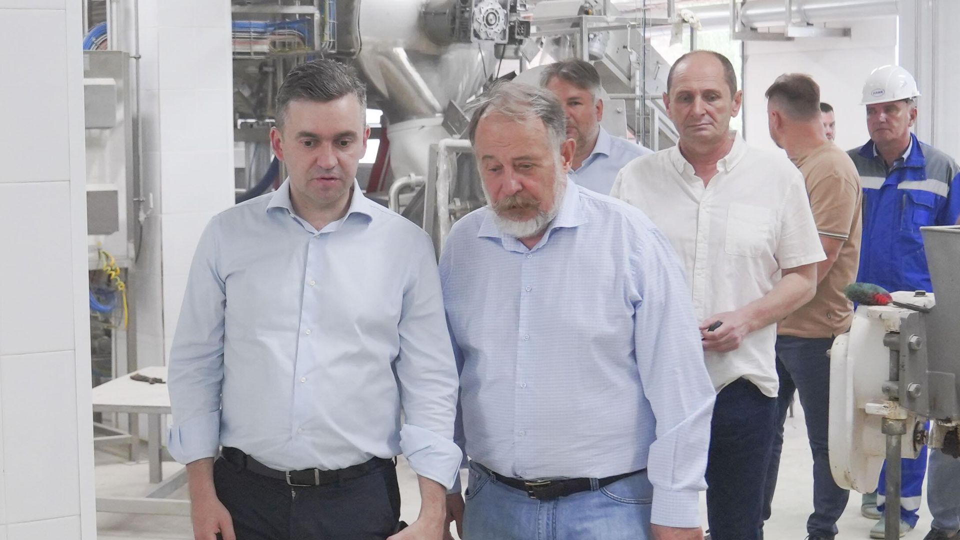 Губернатор Ивановской области Станислав Воскресенский и новый собственник молокозавода в Иваново, российский бизнесмен Владимир Лисин Губернатор Ивановской области Станислав Воскресенский и новый собственник молокозавода в Иваново, российский бизнесмен Владимир Лисин - РИА Новости, 1920, 17.07.2024