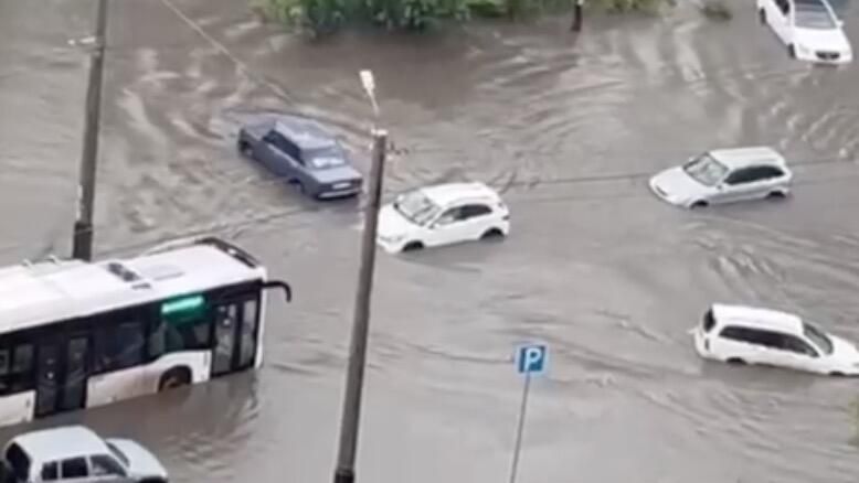 Ливень в Омске. Кадр видео очевидца Ливень в Омске. Кадр видео очевидца - РИА Новости, 1920, 17.07.2024