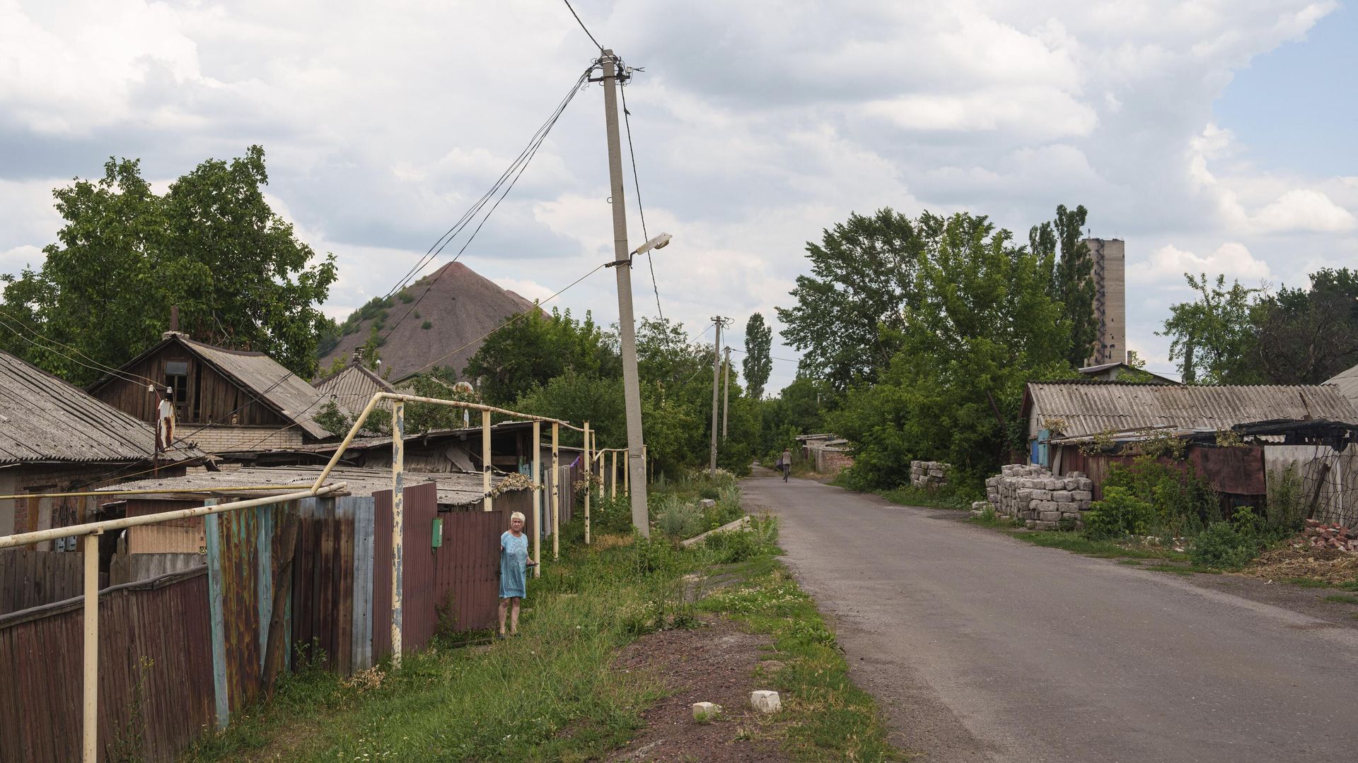 Женщина смотрит на улицу из своего дома во время эвакуации в городе Дзержинск (Торецк) - РИА Новости, 1920, 06.07.2025