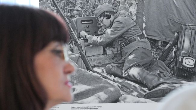 Посетительница изучает фотографию Сергея Лоскутова Радист советского партизанского отряда принимает сводку Совинформбюро на открытии фотовыставки мультимедийного проекта Освобождение. Путь к Победе в Псковской областной научной библиотеки им. В. Я. Курбатова Посетительница изучает фотографию Сергея Лоскутова Радист советского партизанского отряда принимает сводку Совинформбюро на открытии фотовыставки мультимедийного проекта Освобождение. Путь к Победе в Псковской областной научной библиотеки им. В. Я. Курбатова