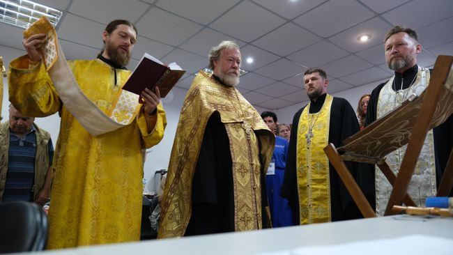 Протоиерей Михаил Потокин на открытии церковного центра помощи в Мариуполе
