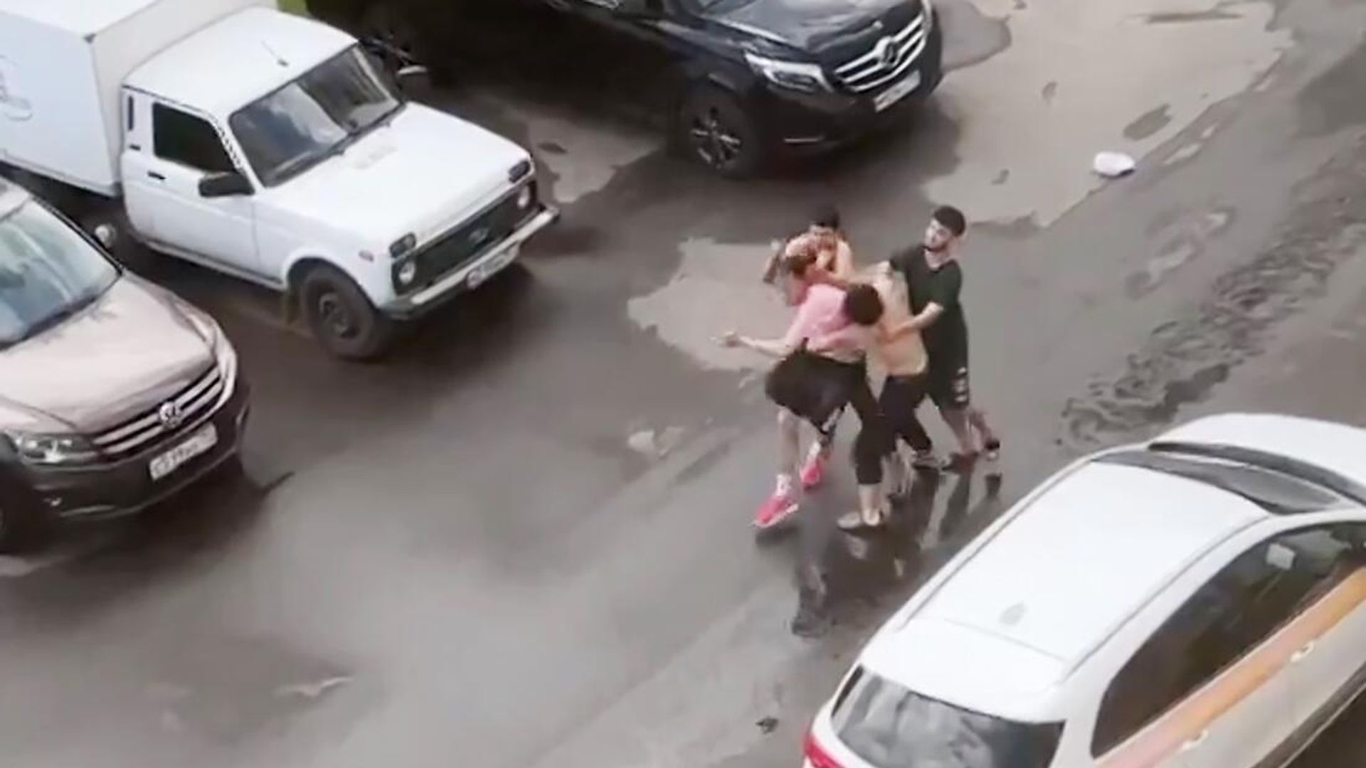 Кадр видео избиения мужчины мигрантами в Москве Кадр видео избиения мужчины мигрантами в Москве - РИА Новости, 1920, 17.07.2024