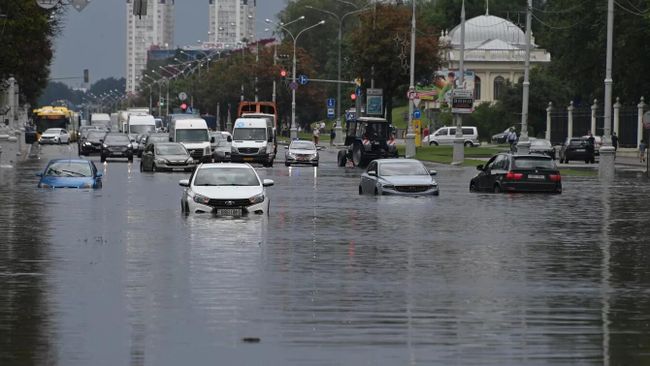 Последствия сильного дождя в Минске, Белоруссия