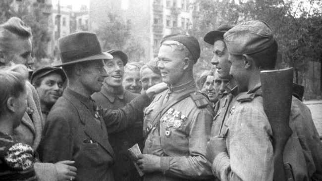 Люблинско-Брестская наступательная операция. Встреча бойцов войсками 1-го Белорусского фронта с жителями освобожденного Люблина Люблинско-Брестская наступательная операция. Встреча бойцов войсками 1-го Белорусского фронта с жителями освобожденного Люблина