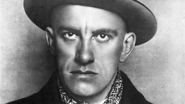 Поэт Владимир Владимирович Маяковский