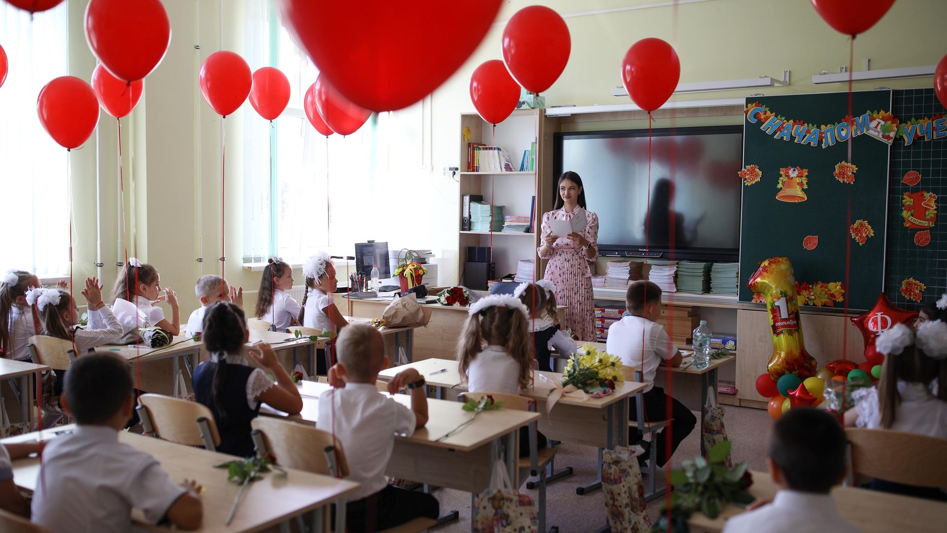 Первоклассники сидят за партой в классе Первоклассники сидят за партой в классе - РИА Новости, 1920, 29.08.2026