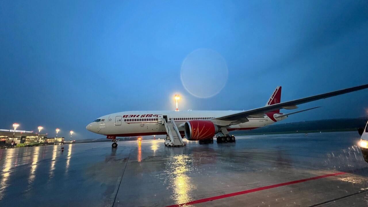 Boeing 777 авиакомпании Air India, экстренно севший в международном аэропорту Красноярск из-за сработавшего датчика задымления на борту Boeing 777 авиакомпании Air India, экстренно севший в международном аэропорту Красноярск из-за сработавшего датчика задымления на борту - РИА Новости, 1920, 19.07.2024