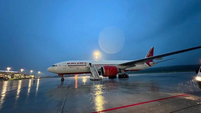 Boeing 777 авиакомпании Air India, экстренно севший в международном аэропорту Красноярск из-за сработавшего датчика задымления на борту