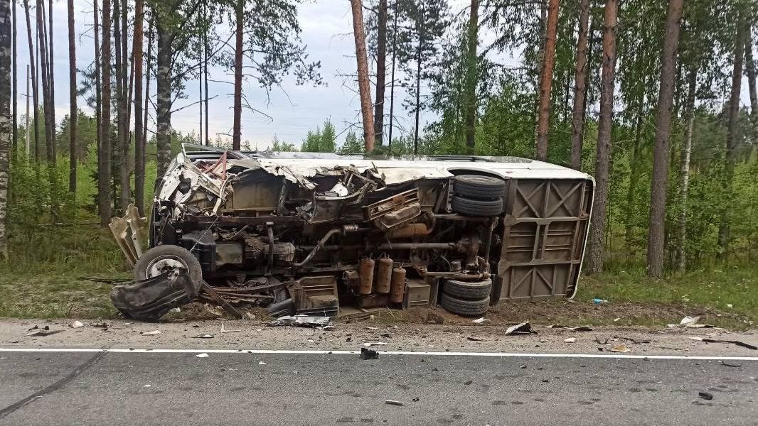Место ДТП, где произошло столкновение легкового автомобиля с автобусом в Медвежьегорском районе Карелии. 18 июля 2024 Место ДТП, где произошло столкновение легкового автомобиля с автобусом в Медвежьегорском районе Карелии. 18 июля 2024 - РИА Новости, 1920, 18.07.2024