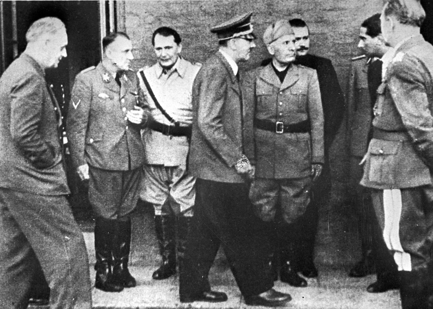 Министр иностранных дел Германии Иоахим фон Риббентроп, рейхсляйтер Мартин Борман, рейхсмаршал Герман Геринг, фюрер Адольф Гитлер, дуче Бенито Муссолини у квартиры А. Гитлера после попытки покушения на него