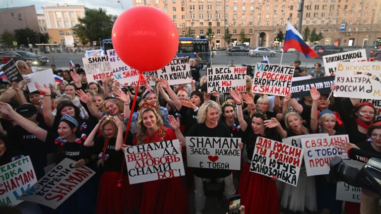 Зрители у посольства США в Москве, где проходит митинг-концерт певца Ярослава Дронова против цензуры в социальных сетях и незаконной блокировки российских пользователей YouTube Зрители у посольства США в Москве, где проходит митинг-концерт певца Ярослава Дронова против цензуры в социальных сетях и незаконной блокировки российских пользователей YouTube