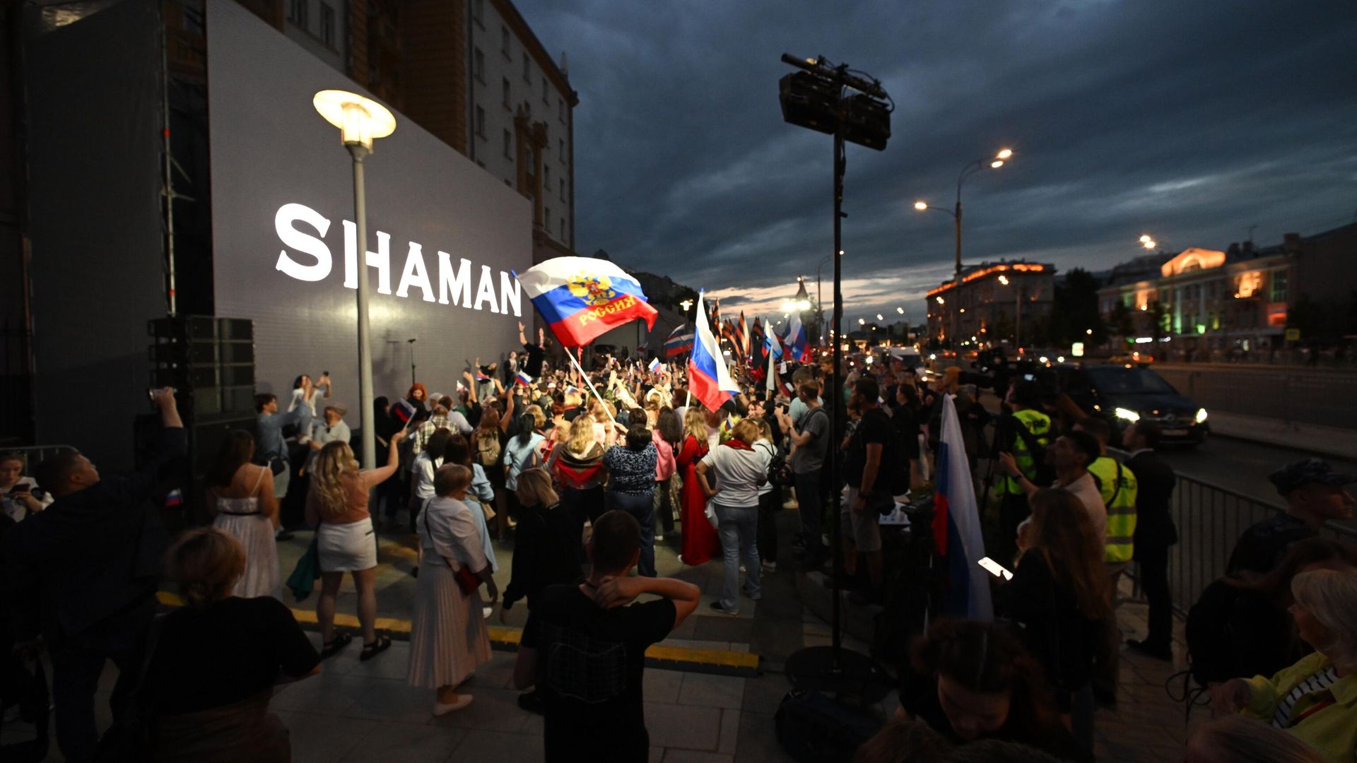 Митинг-концерт певца Я. Дронова (Shaman) у посольства США в Москве Митинг-концерт певца Я. Дронова (Shaman) у посольства США в Москве - РИА Новости, 1920, 19.07.2024