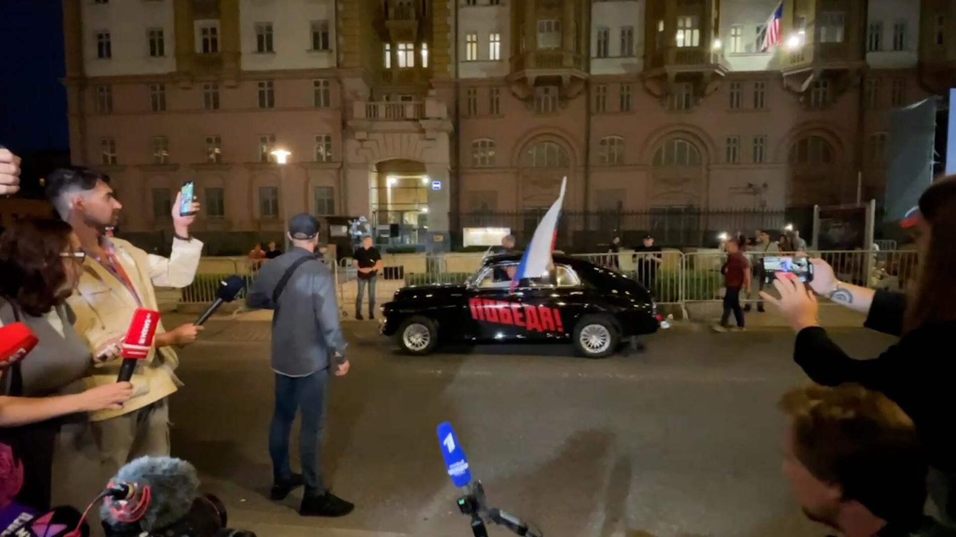 Shaman на машине Победа у посольства США в Москве Shaman на машине Победа у посольства США в Москве - РИА Новости, 1920, 19.07.2024