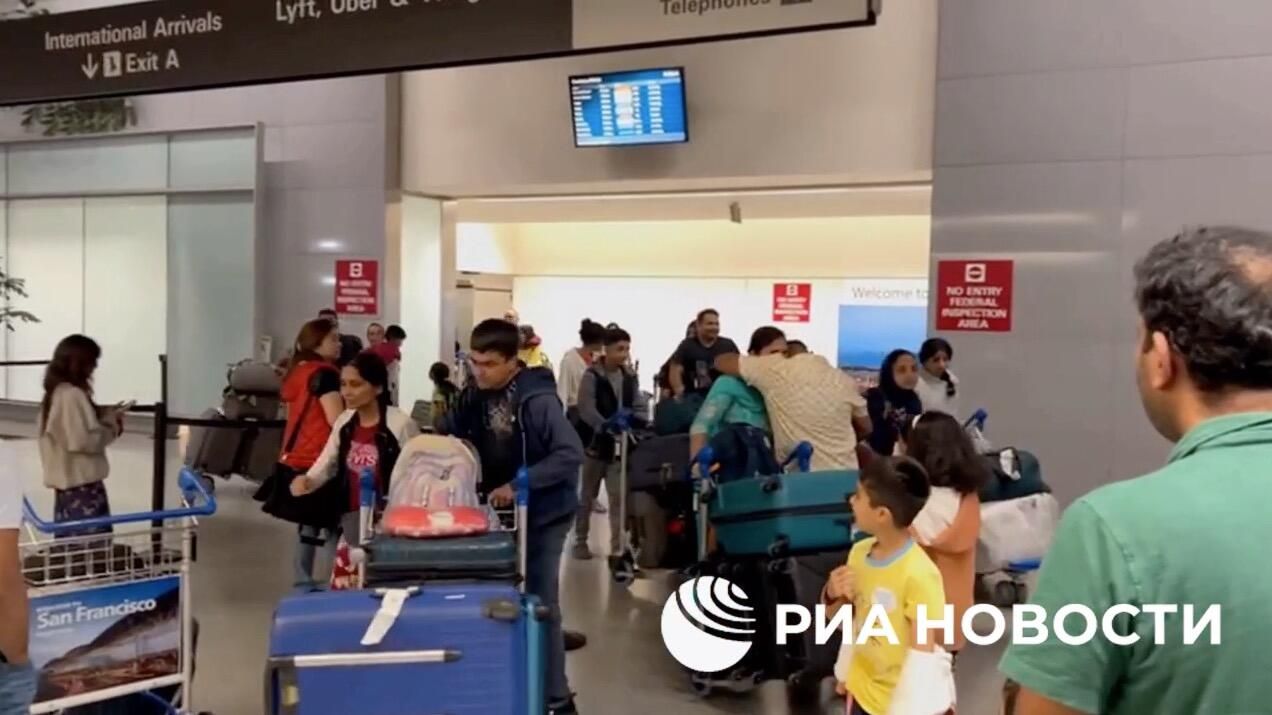 Пассажиры экстренно севшего в Красноярске рейса Air India во время прибытия в Сан-Франциско. 20 июля 2024 Пассажиры экстренно севшего в Красноярске рейса Air India во время прибытия в Сан-Франциско. 20 июля 2024 - РИА Новости, 1920, 20.07.2024