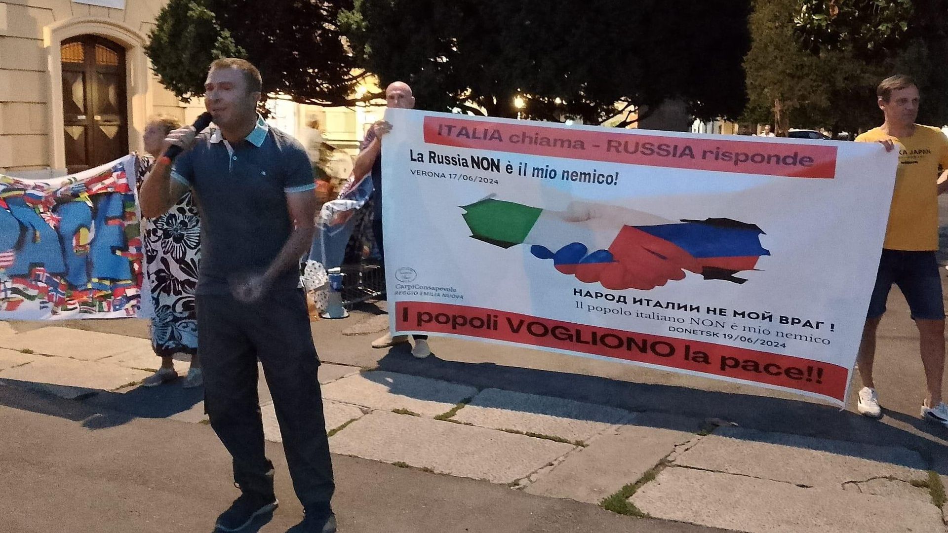Манифестация в итальянской Модене в знак протеста против уничтожения плакатов в поддержку России Манифестация в итальянской Модене в знак протеста против уничтожения плакатов в поддержку России - РИА Новости, 1920, 20.07.2024