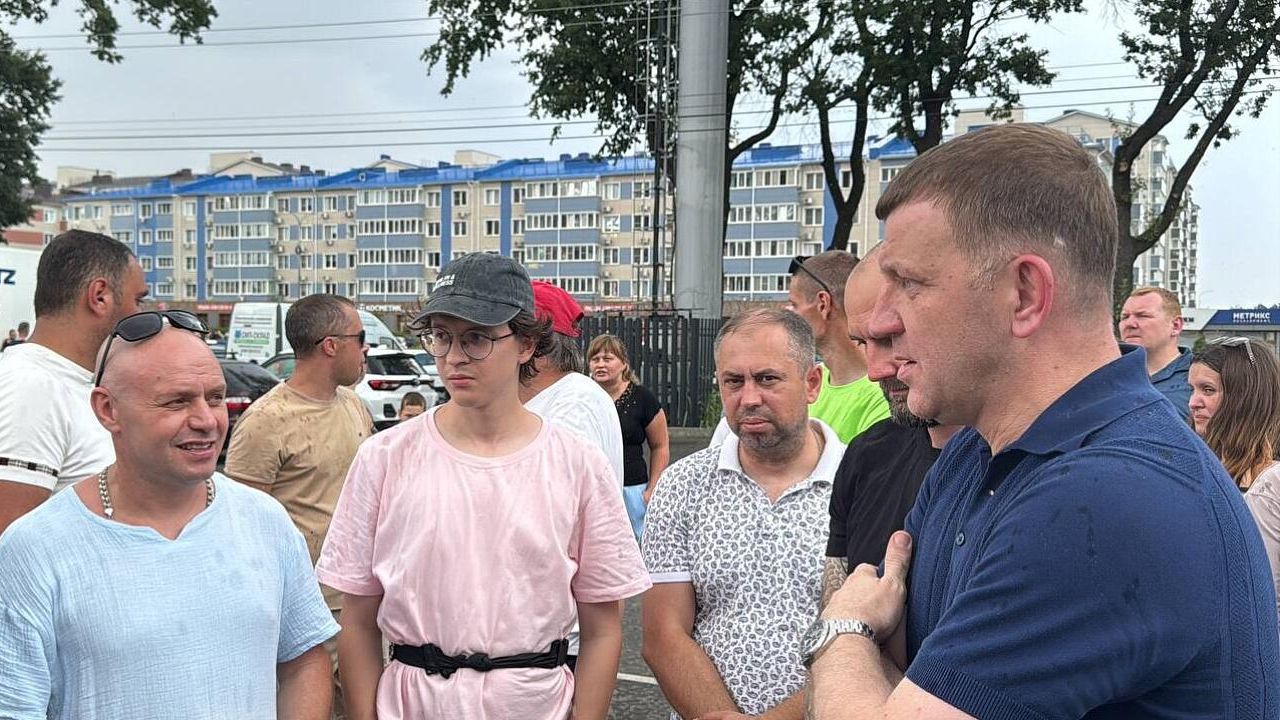 Глава Краснодара Евгений Наумов встретился с жителями домов с улицы имени Краеведа Соловьева Глава Краснодара Евгений Наумов встретился с жителями домов с улицы имени Краеведа Соловьева - РИА Новости, 1920, 20.07.2024
