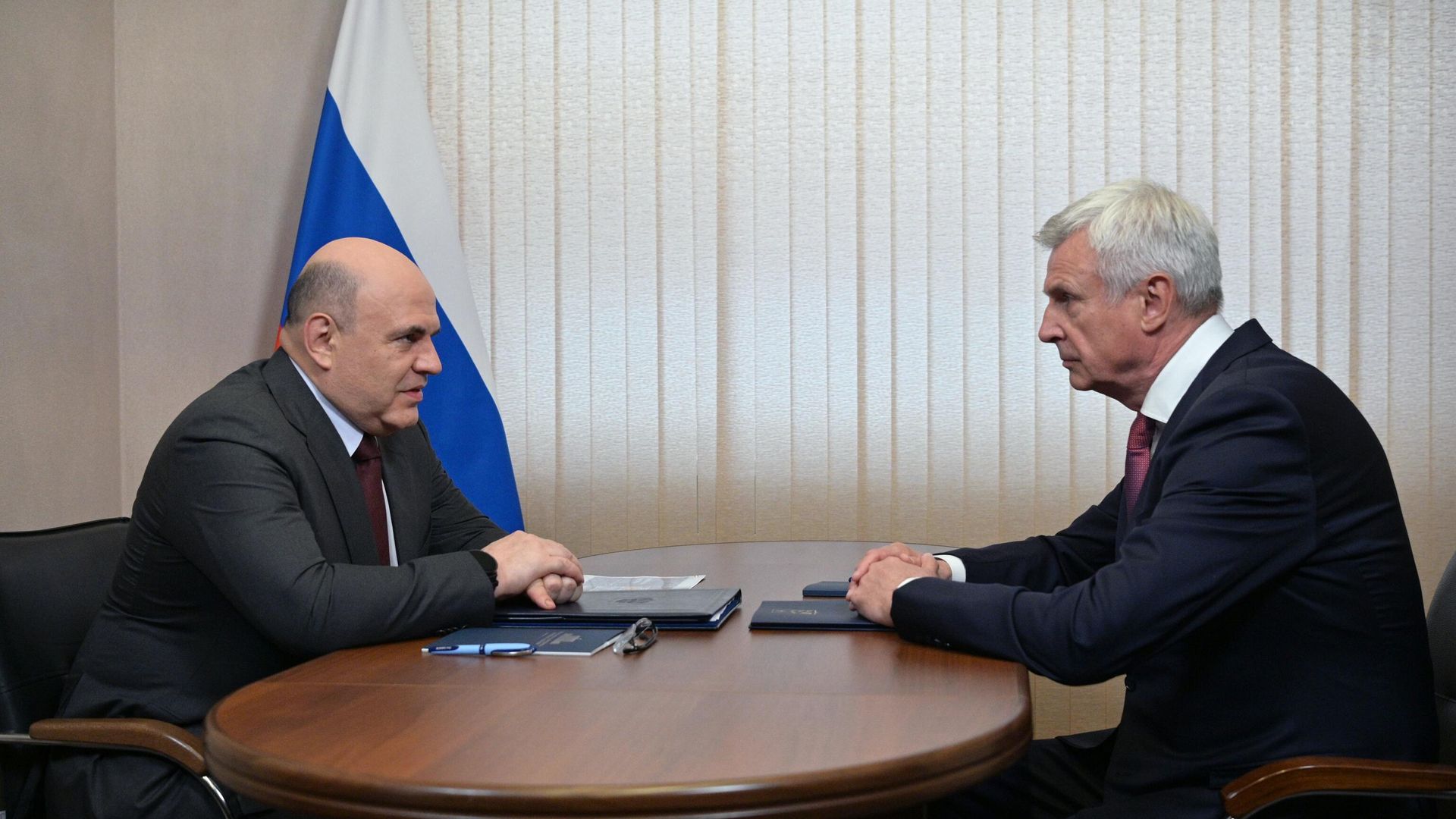 Председатель правительства РФ Михаил Мишустин и губернатор Магаданской области Сергей Носов во время встречи - РИА Новости, 1920, 21.07.2024