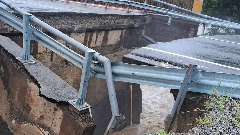 Повреждение моста через реку Большой Зангисан в Тункинском районе Бурятии Повреждение моста через реку Большой Зангисан в Тункинском районе Бурятии - РИА Новости, 1920, 21.07.2024