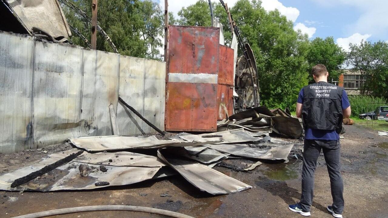 На месте пожара в городе Великие Луки На месте пожара в городе Великие Луки - РИА Новости, 1920, 21.07.2024