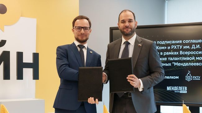 Директор по работе с государственными заказчиками ПАО ВымпелКом Александр Шведов и первый зампред комитета Госдумы по науке и высшему образованию, научный руководитель РХТУ им. Д. И. Менделеева Александр Мажуга