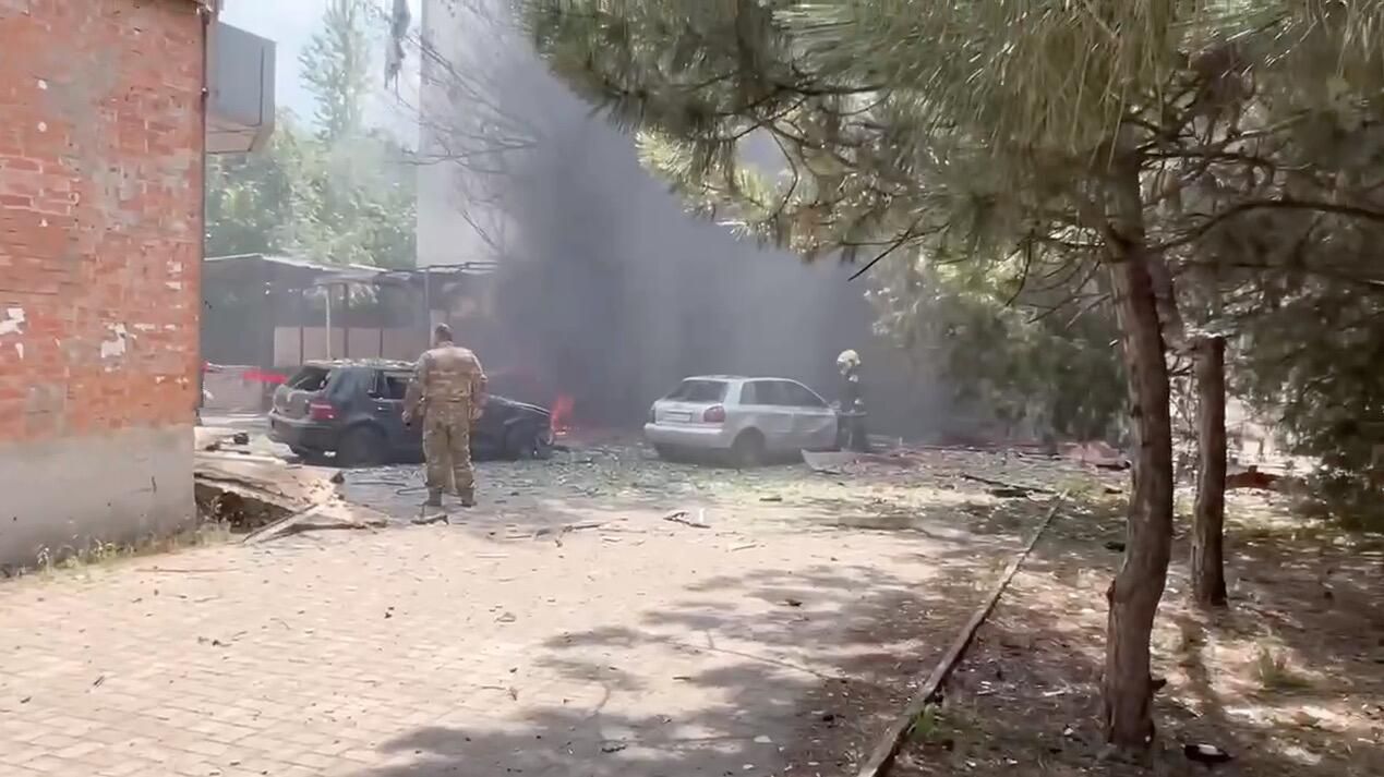 Последствия обстрела Киевского района Донецка. Кадр видео очевидца Последствия обстрела Киевского района Донецка. Кадр видео очевидца - РИА Новости, 1920, 22.07.2024