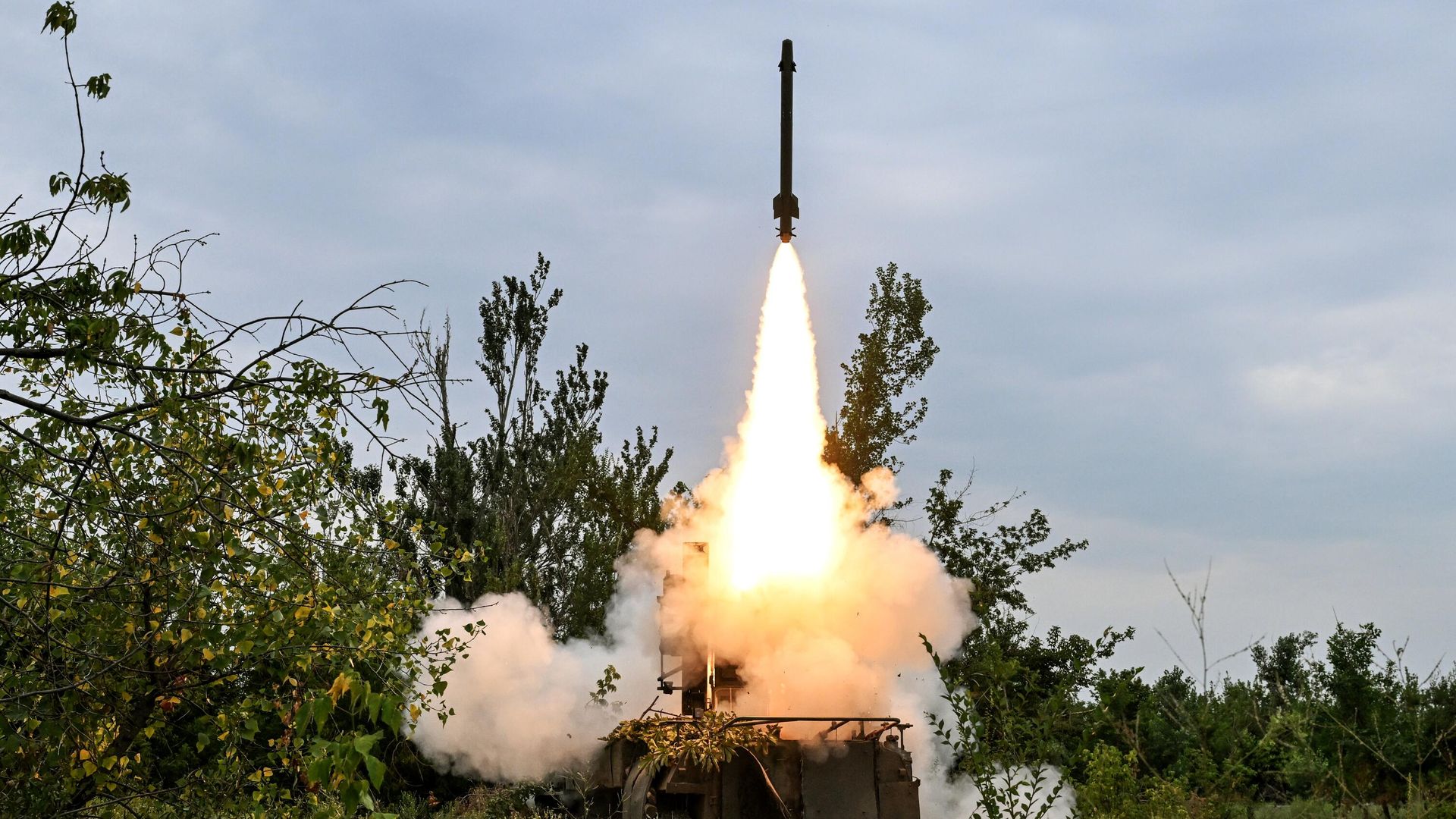 Боевая работа расчетов ЗРК Стрела -10 ЦВО в зоне СВО Боевая работа расчетов ЗРК Стрела -10 ЦВО в зоне СВО - РИА Новости, 1920, 24.07.2024
