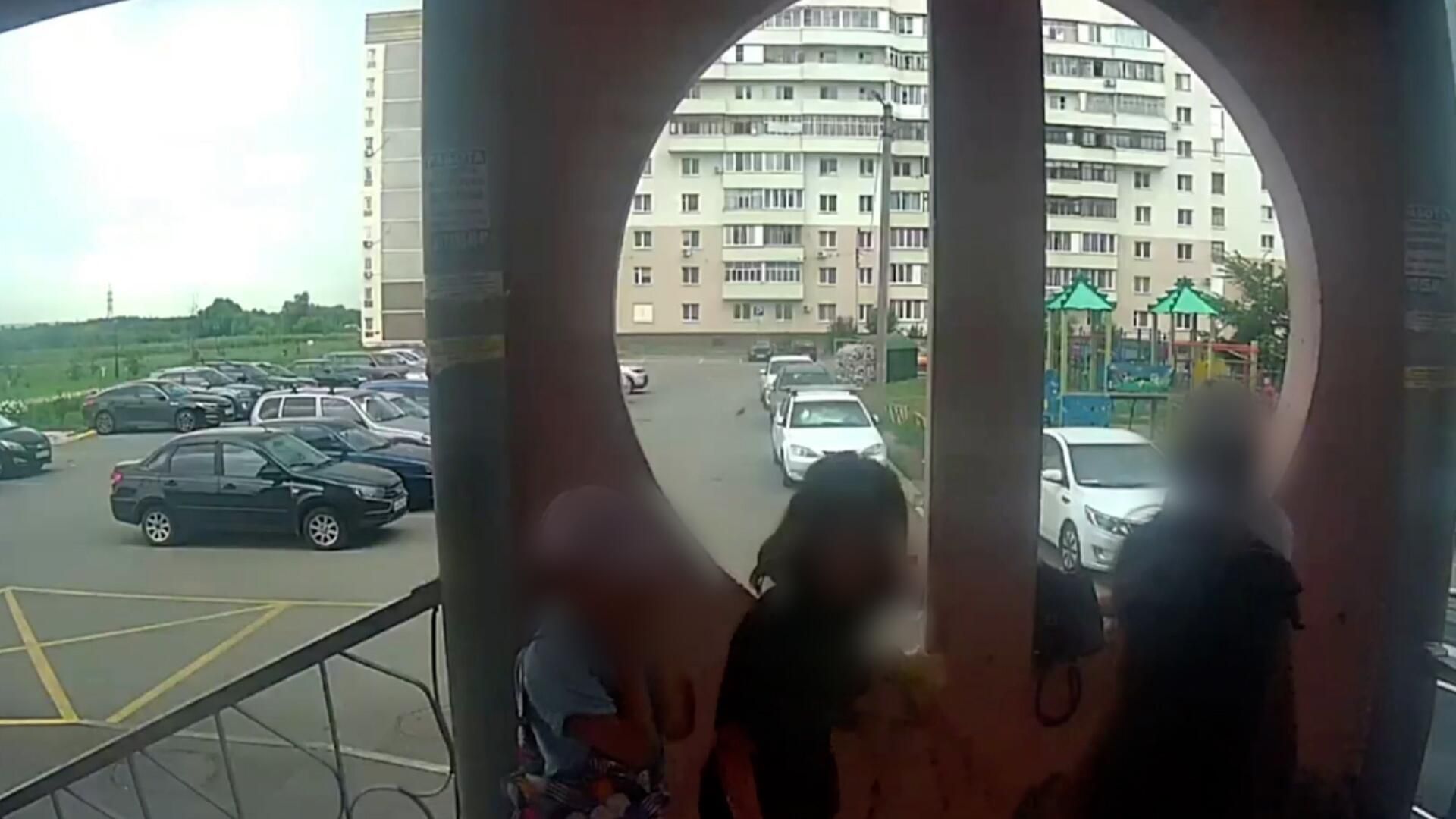 Мужчина выстрелил из ружья в детей, которые прятались от дождя под козырьком подъезда Мужчина выстрелил из ружья в детей, которые прятались от дождя под козырьком подъезда - РИА Новости, 1920, 22.07.2024