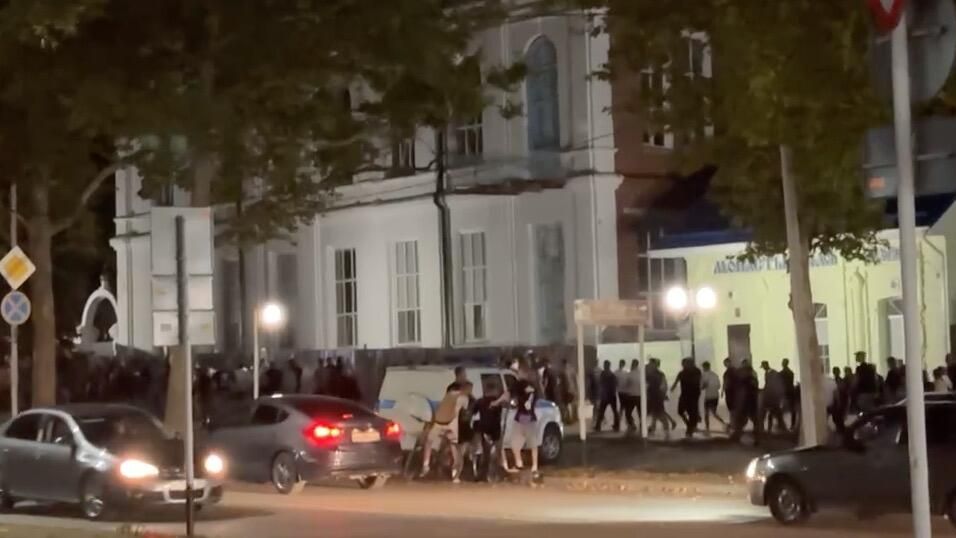 Шествие в ответ на нападение курда на местного жителя в городе Кореновске в Краснодарском крае. 22 июля 2024 года Шествие в ответ на нападение курда на местного жителя в городе Кореновске в Краснодарском крае. 22 июля 2024 года - РИА Новости, 1920, 23.07.2024