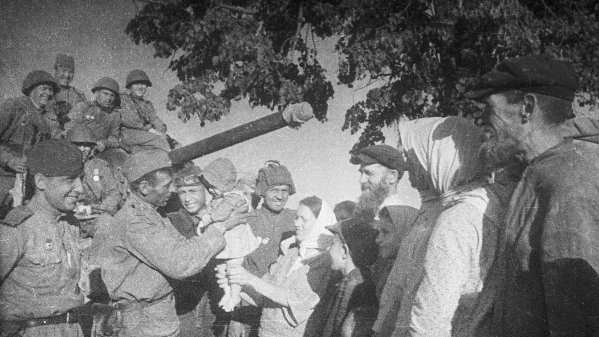 Жители освобожденной белорусской деревни встречают советских солдат. Жители освобожденной белорусской деревни встречают советских солдат. - РИА Новости, 1920, 24.07.2026