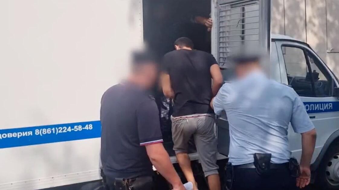 Задержание подозреваемого в применении насилия в отношении сотрудника полиции в Кореновске Краснодарского края Задержание подозреваемого в применении насилия в отношении сотрудника полиции в Кореновске Краснодарского края - РИА Новости, 1920, 24.07.2024
