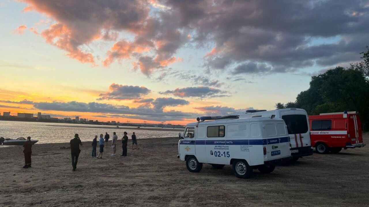 Сотрудники МЧС во время поиска детей на реке Зея Сотрудники МЧС во время поиска детей на реке Зея - РИА Новости, 1920, 23.07.2024