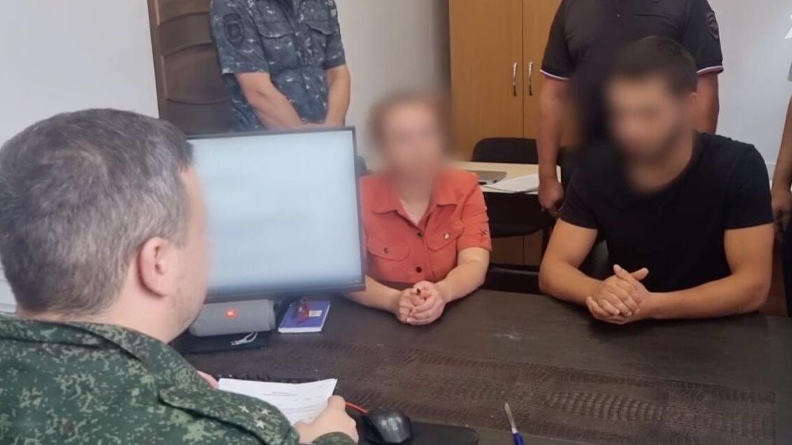 Подозреваемый в применении насилия в отношении сотрудника полиции, задержанный в Кореновске Краснодарского края. 23 июля 2024 Подозреваемый в применении насилия в отношении сотрудника полиции, задержанный в Кореновске Краснодарского края. 23 июля 2024 - РИА Новости, 1920, 23.07.2024