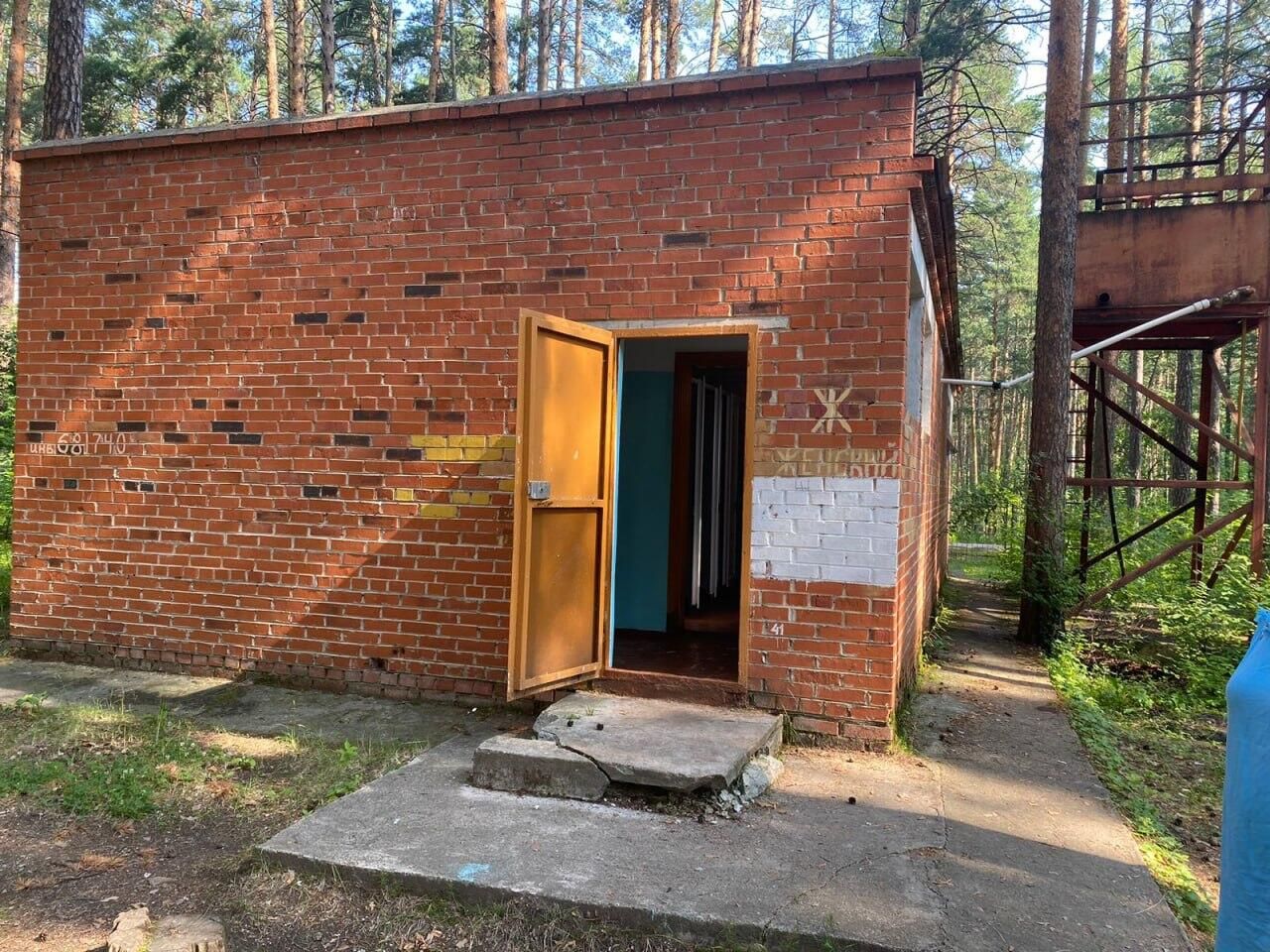 Туалет детского лагеря Искорка, в котором были размещены камеры в Чебаркуле Челябинской области Туалет детского лагеря Искорка, в котором были размещены камеры в Чебаркуле Челябинской области - РИА Новости, 1920, 23.07.2024