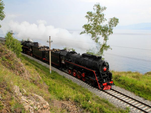 Паровоз экскурсионного состава на Кругобайкальской железной дороге (КБЖД) - участка Восточно-Сибирской железной дороги по берегу озера Байкал