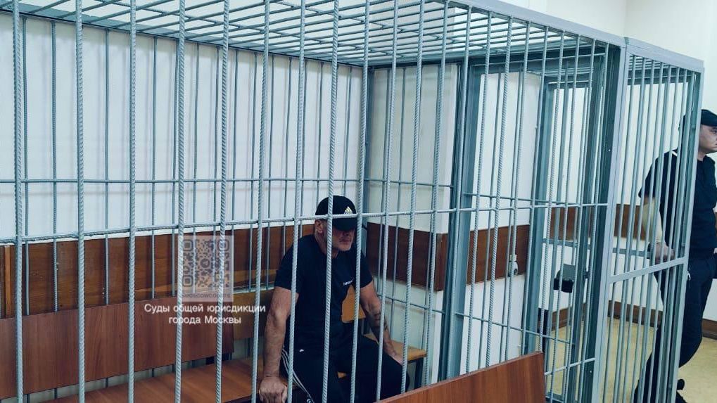 Обвиняемый в организации заселения нелегальных мигрантов в квартиры Александр Головин в зале суда. 23 июля 2024 Обвиняемый в организации заселения нелегальных мигрантов в квартиры Александр Головин в зале суда. 23 июля 2024 - РИА Новости, 1920, 23.07.2024