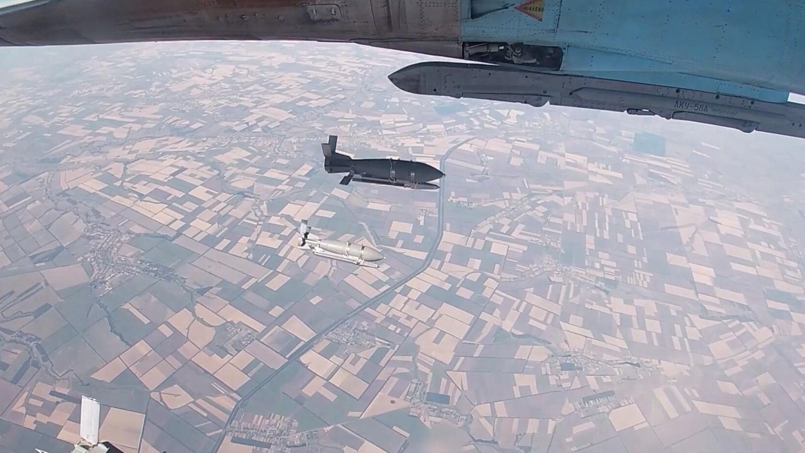 Экипажи истребителей-бомбардировщиков Су-34 сбрасывают бомбы ФАБ-500 Экипажи истребителей-бомбардировщиков Су-34 сбрасывают бомбы ФАБ-500 - РИА Новости, 1920, 12.08.2024
