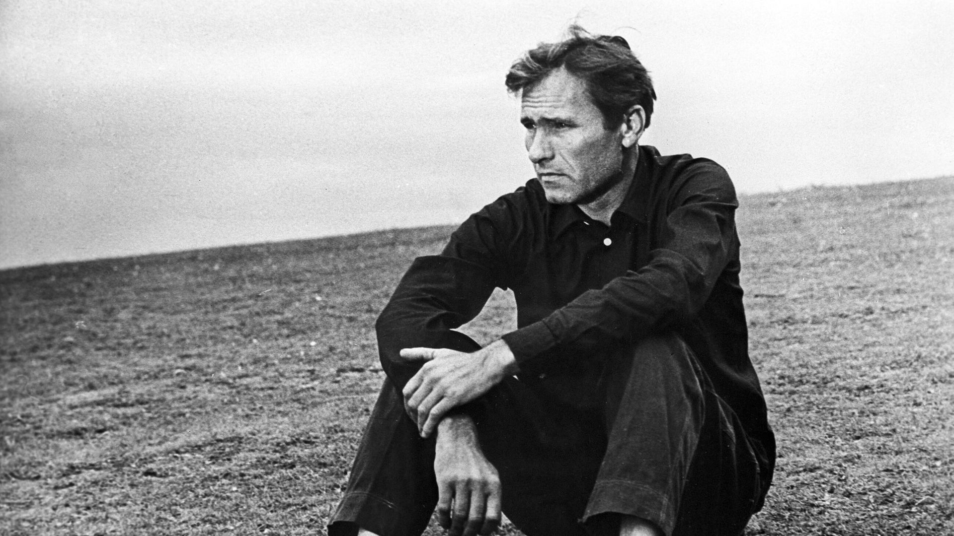 Кадр из фильма режиссера Василия Шукшина Печки-лавочки. Иван Расторгуев - актер Василий Шукшин. Центральная киностудия детских и юношеских фильмов имени М.Горького - РИА Новости, 1920, 25.05.2025