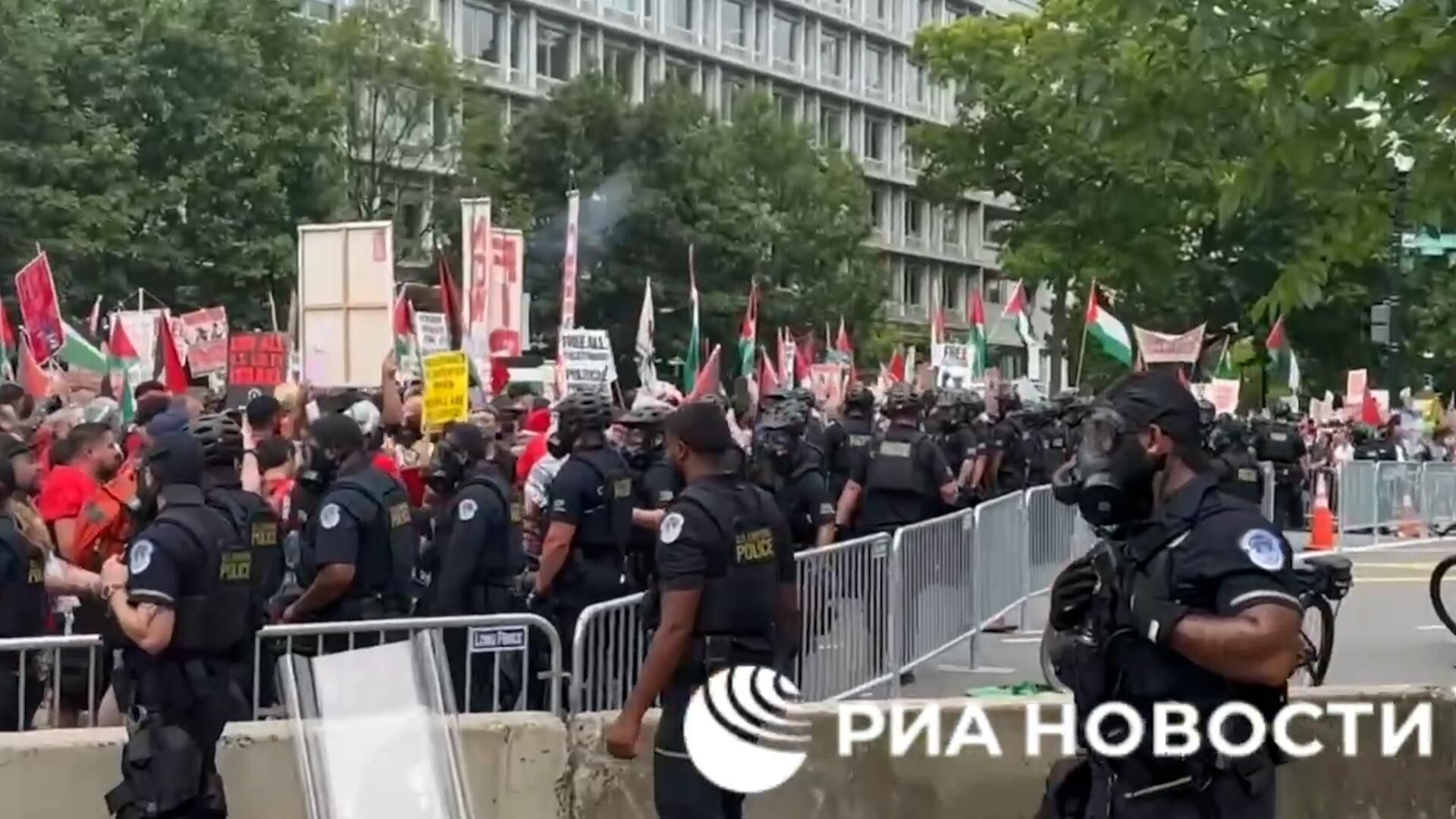 Полиция применила перцовый газ против участников протестов у Капитолия Полиция применила перцовый газ против участников протестов у Капитолия - РИА Новости, 1920, 24.07.2024