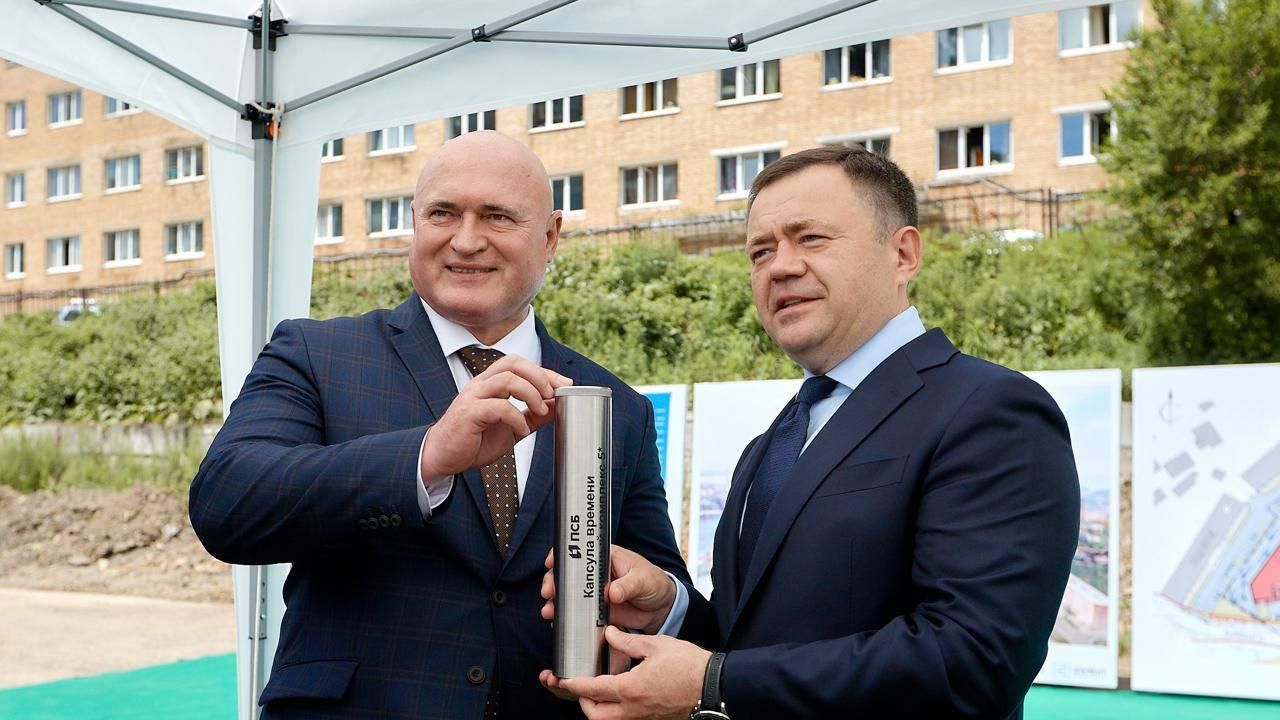 Председатель ПСБ Петр Фрадков (справа) на закладке капсулы в основание нового гостиничного комплекса во Владивостоке Председатель ПСБ Петр Фрадков (справа) на закладке капсулы в основание нового гостиничного комплекса во Владивостоке - РИА Новости, 1920, 25.07.2024