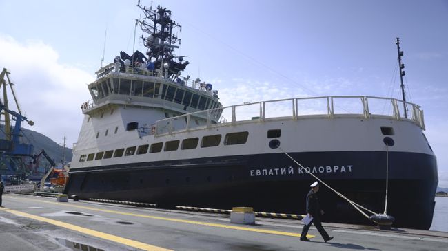 Торжественная церемония подъема флага и приема в состав Тихоокеанского флота новейшего ледокола Евпатий Коловрат в Петропавловске-Камчатском